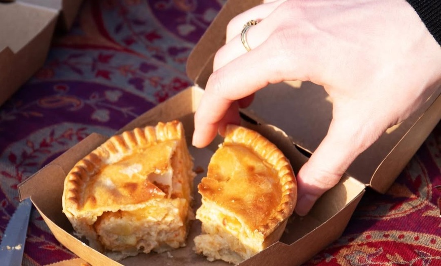 Image 4: 1 oder 2x British Pie Sorte oder Menü nach Wahl mitten in Berlin