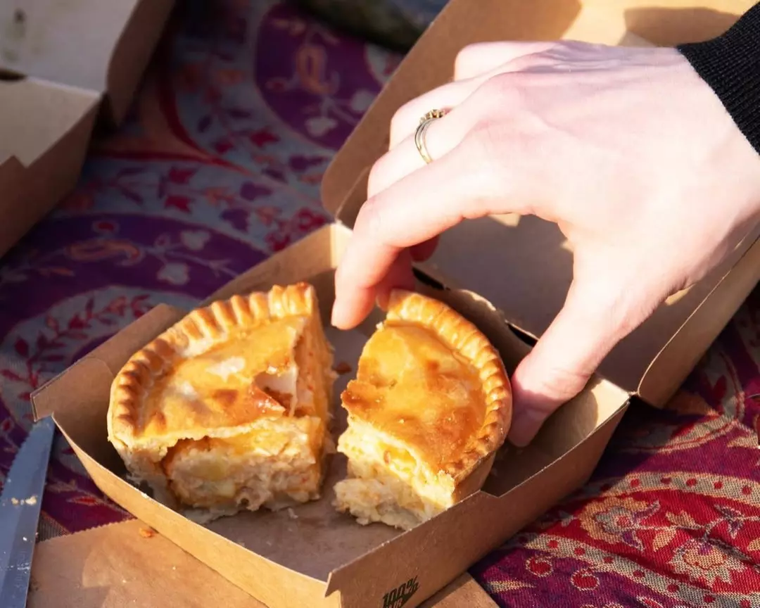 1 oder 2x British Pie Sorte oder Menü nach Wahl mitten in Berlin