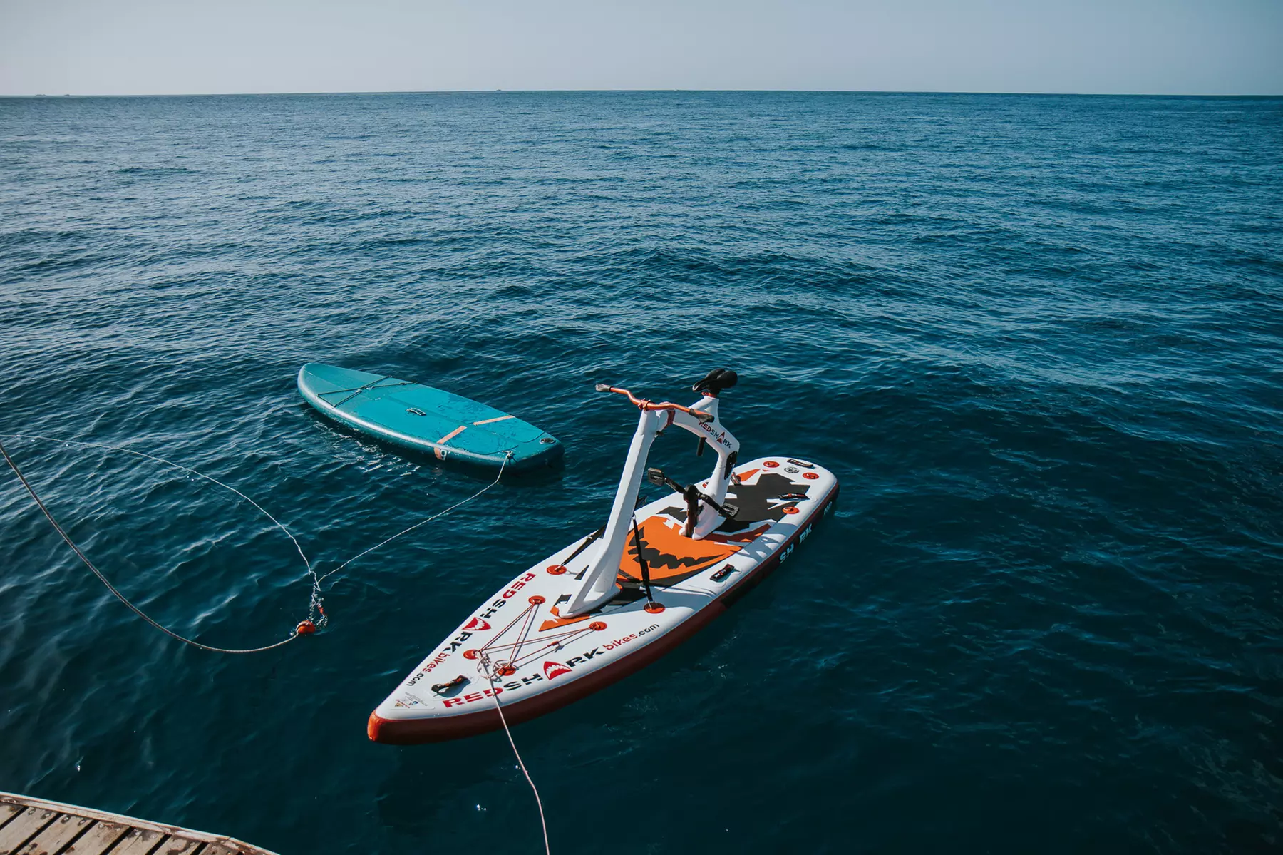Diversión en el mar: excursión en yate con comida, bebida y juegos