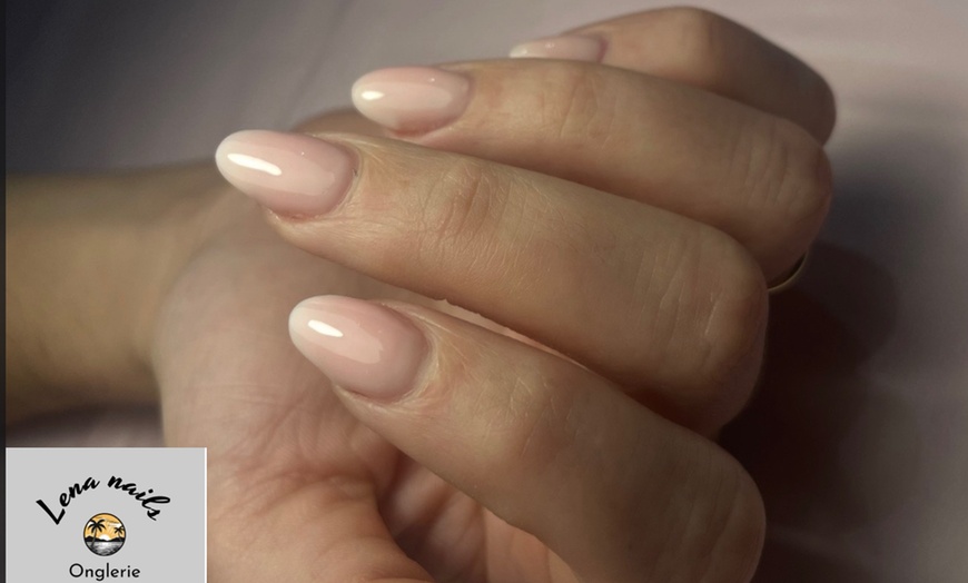 Image 2: Pose de vernis semi-permanent ou de capsules gel avec Lena Nails