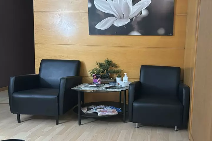 Peeling químico glicólico o azelaico con terapia LED opcional