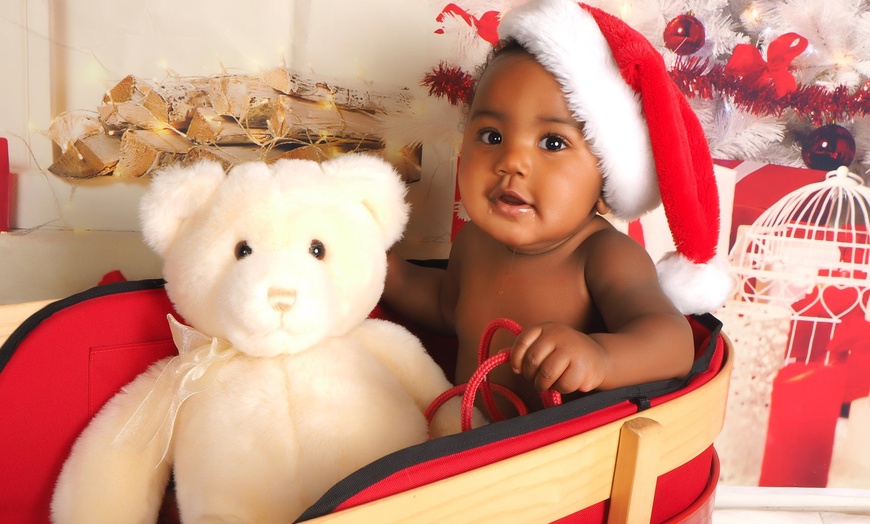 Image 3: In-Studio Family Photo Shoot W/ or W/O Makeup/Hairstyling and More