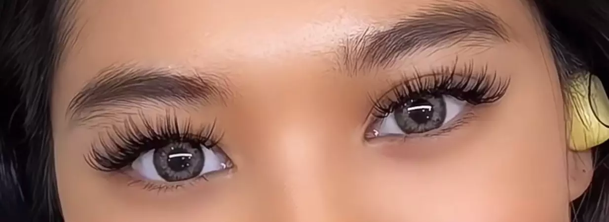 Discover Sasha Lash Studio's new lash extensions, offering hybrid, super flat, and YY3D styles with up to 67% off - Second Medium