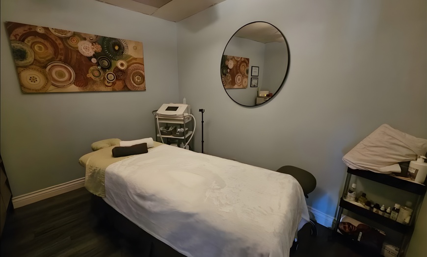 Image 1: Unwind: One Relaxing Massage (60min) with Mask/Scalp Massage and More