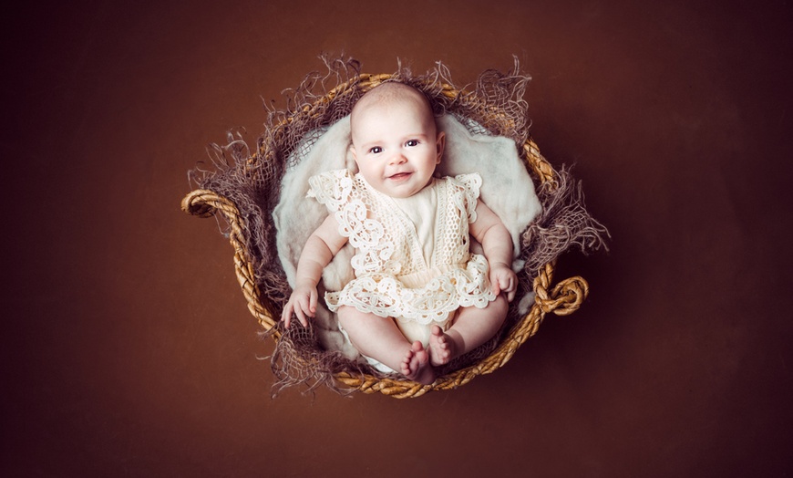 Image 2: 60-Min Family Photoshoot with a Keepsake 10” x 8” Print