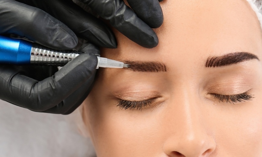 Image 1: Séance de microblading poil à poil avec restructuration personnalisée