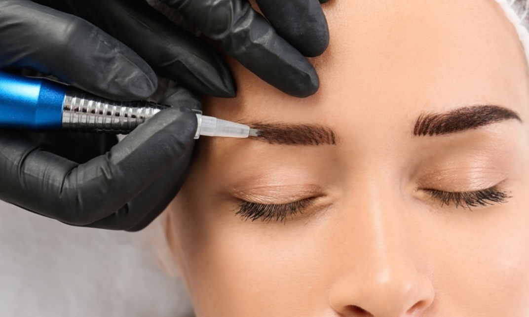 Séance de microblading poil à poil avec restructuration personnalisée