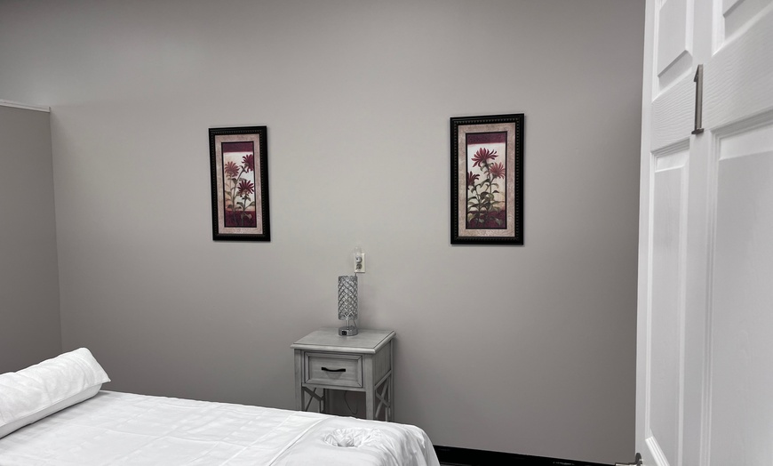 Image 9: Relax and Unwind with a 60, 90, or 120-Minute Couples Massage