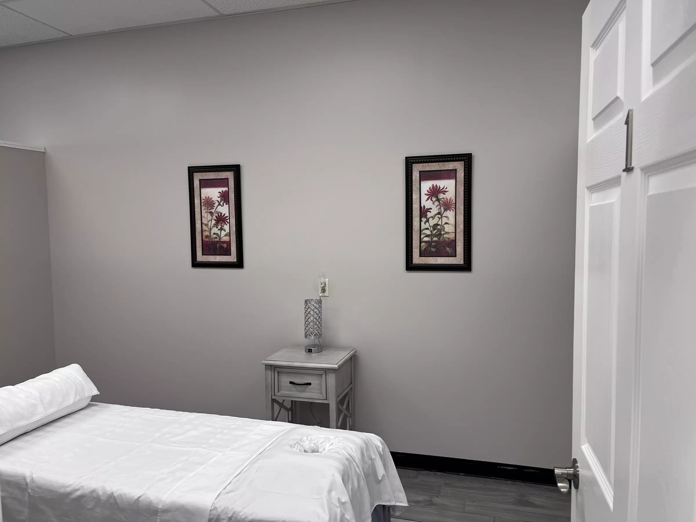 Relax and Unwind with a 60, 90, or 120-Minute Couples Swedish Massage