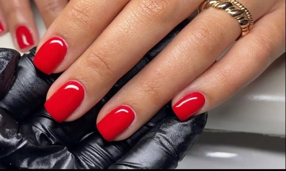 Session d'onglerie avec vernis semi-permanent couleur ou French