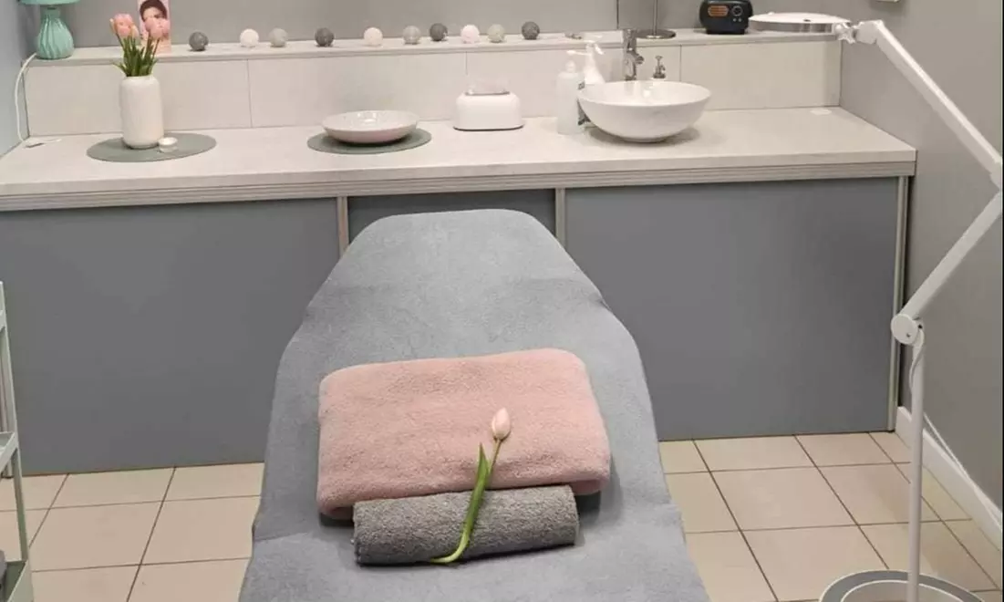 Laserowy peeling węglowy twarzy z opcjonalną ampułką i maską algową