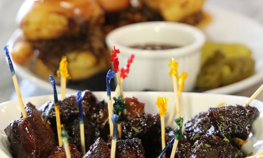 Image 3: Indoor Golf Simulators, Beer & Appetizers – Scottsdale