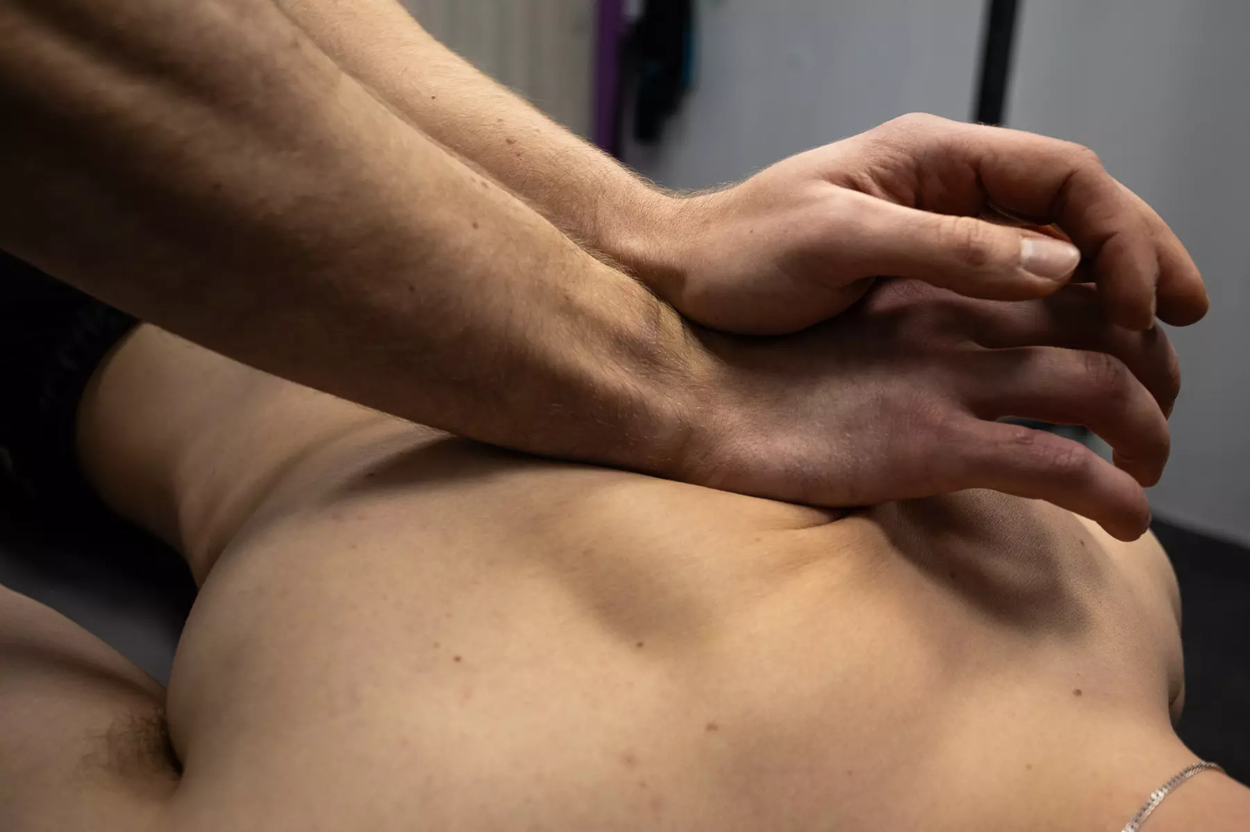 Ulga na napiętych mięśni: masaż sportowy lub leczniczy