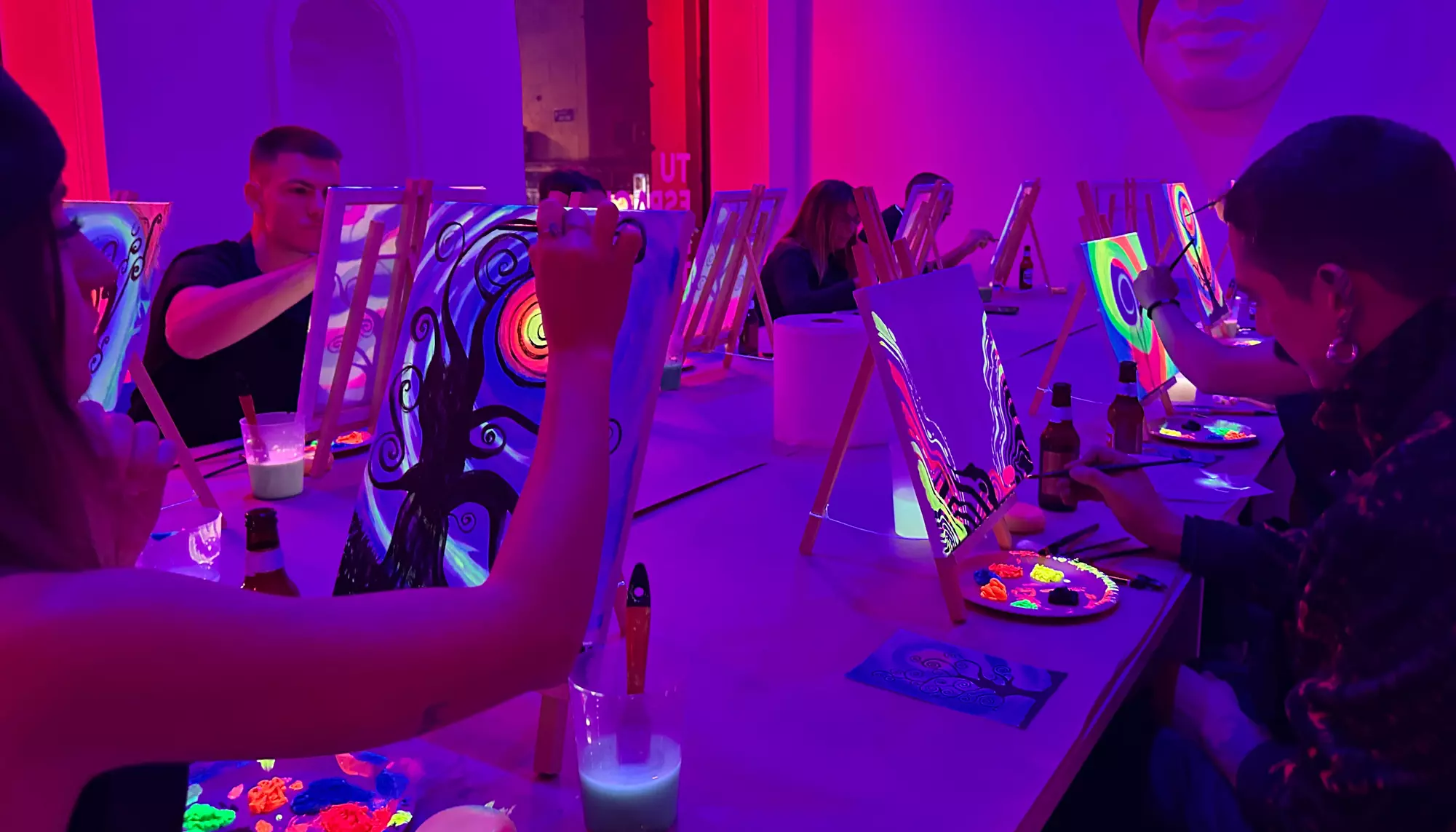 Despierta tu creatividad en Clase de arte con pintura neón