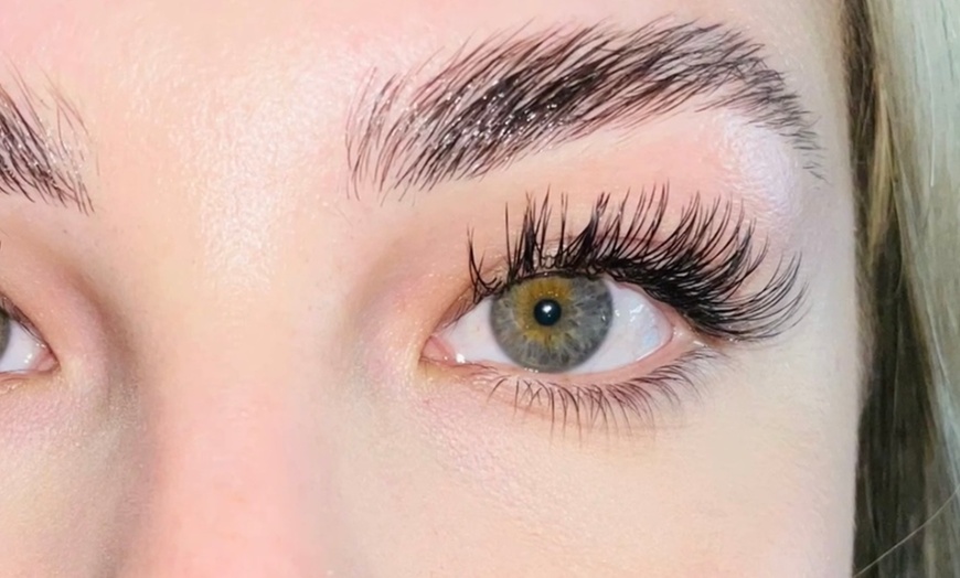 Image 5: Transform Your Look: Faux Mink Individual Classic Lash Extensions