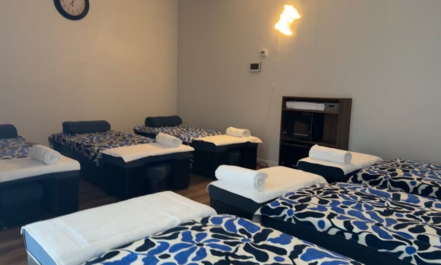 Image 6: 60-Min Foot Reflexology & Body Session w/ Foot Bath & Hot Stones