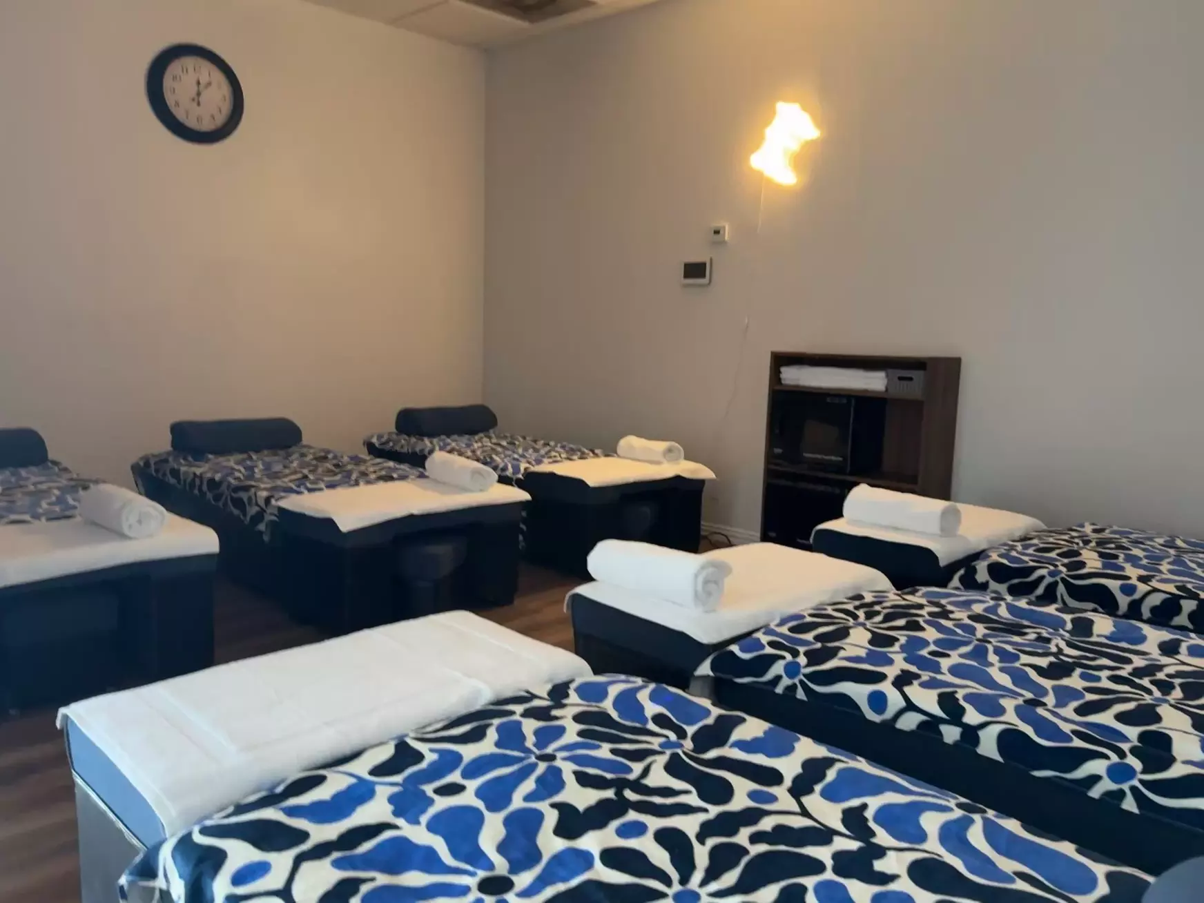 60-Min Foot Reflexology & Body Session w/ Foot Bath & Hot Stones