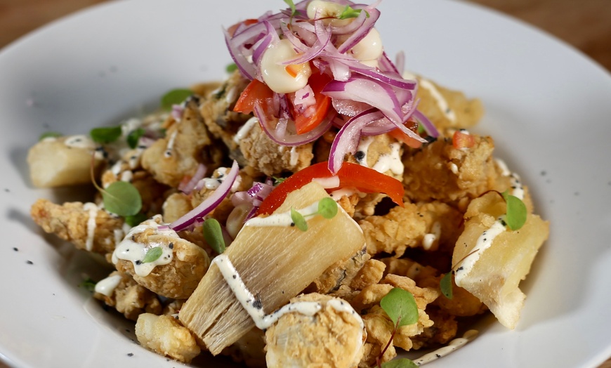 Image 1: Menú fusión Hoku para 2 o 4 con entrante, principal, postre y bebida