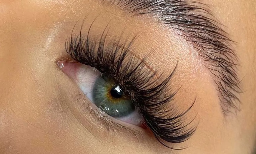 Image 4: Express Classic, Classic, Volume 6D, or Mega Volume 12D Lash Set