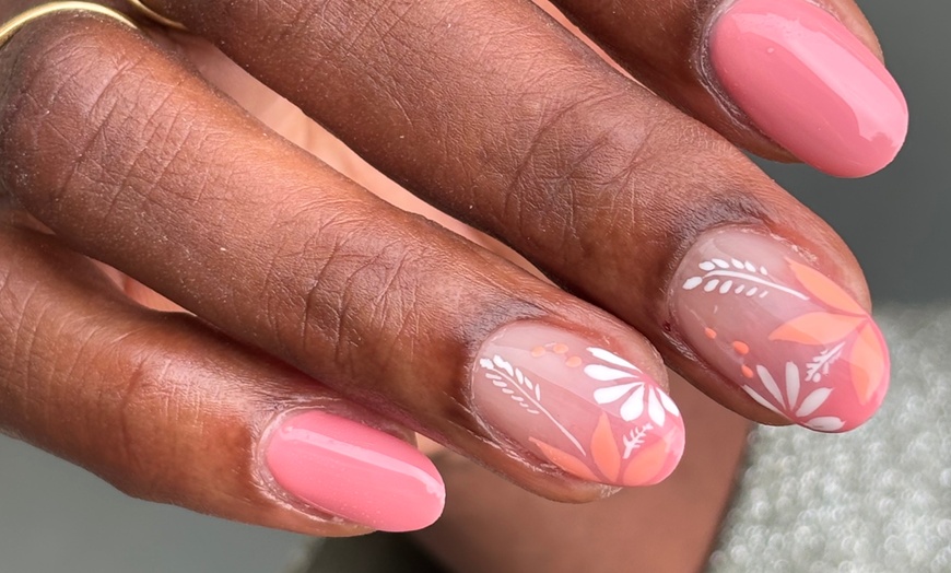 Image 14: Pose gel, vernis semi-permanent ou sur ongles naturels chez MStudio
