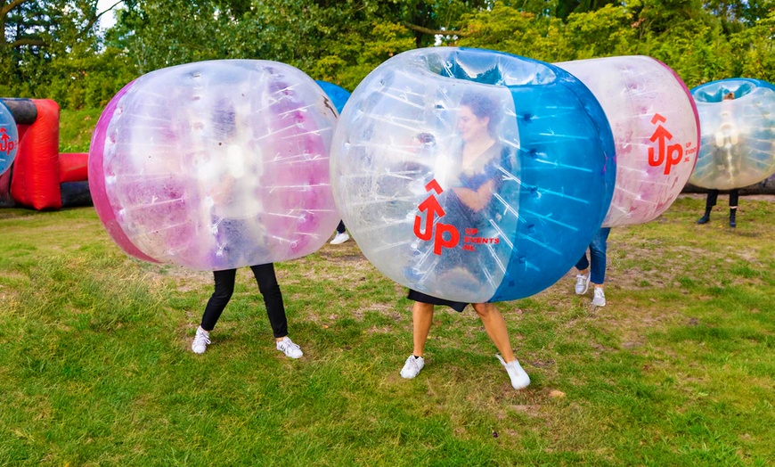 Image 2: Lachen, gieren, botsen en scoren: Bubbel Voetbal voor 4 - 12 personen