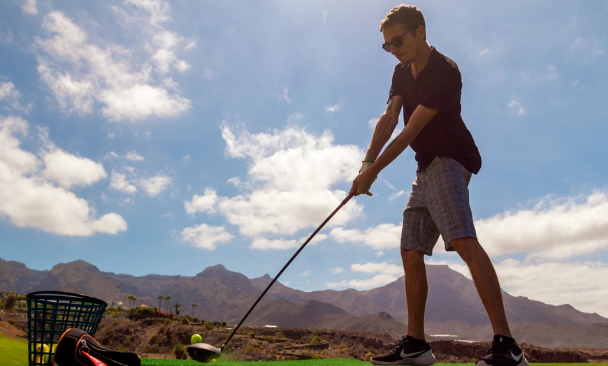 Image 4: Sesión de fotos de temática navideña para grupos con atrezzo incluido