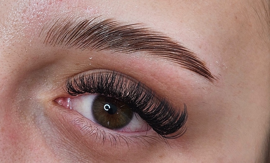 Image 3: Épilation des sourcils et autres soins avec Lia Beauty