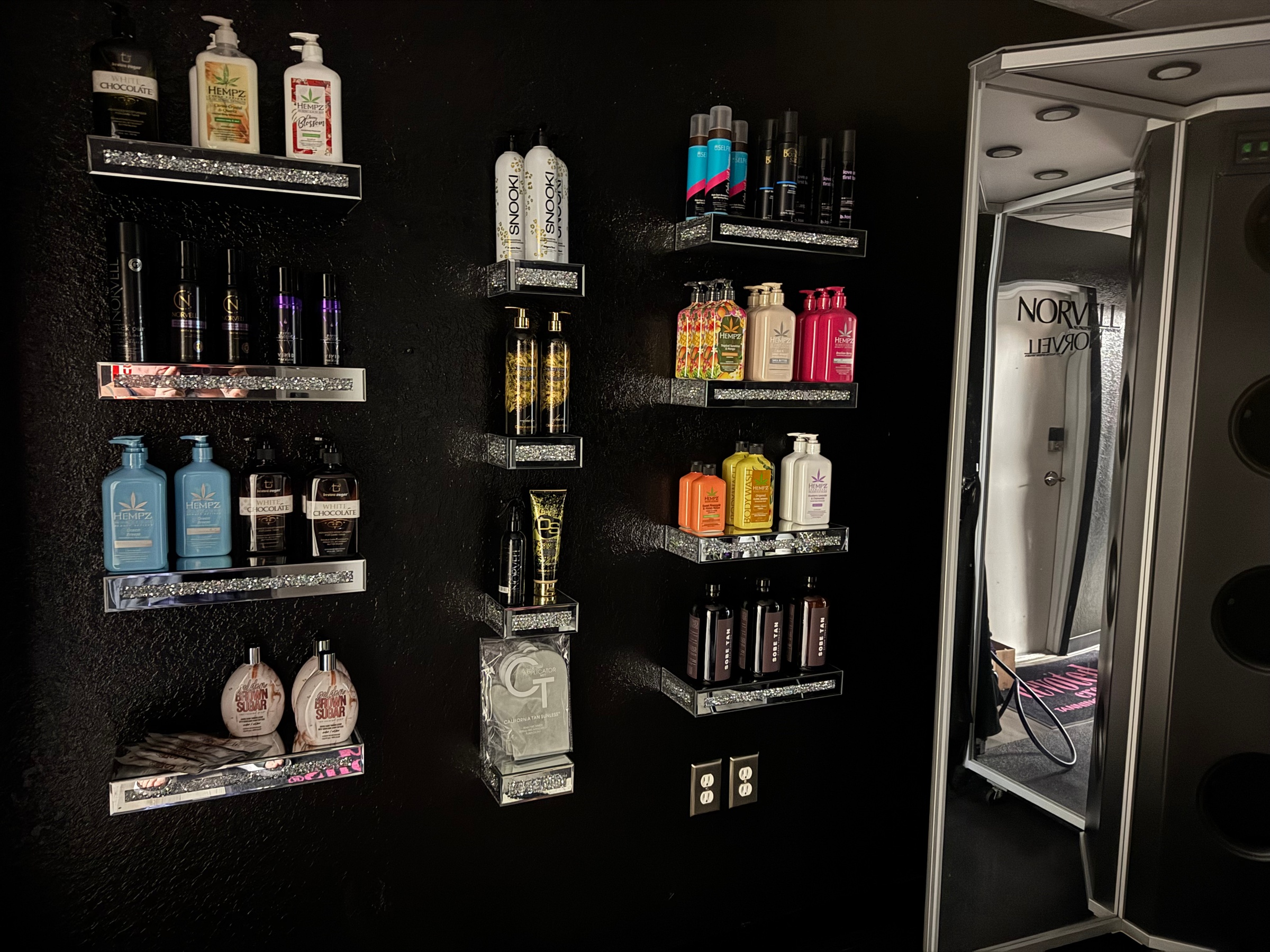 Get A Perfect Glow & Flawless Look With Custom Spray Tan Session