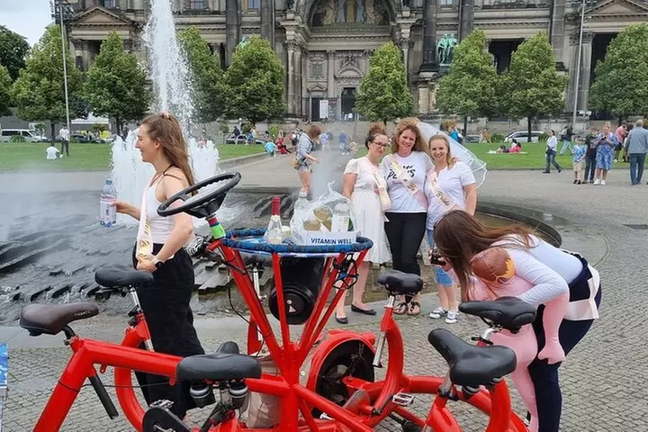 Rickshaw Tour für 2 Pers. / Party Bike Tour für bis zu 6 Pers. bei Rickshaw Sightseeing Berlin (bis 35% sparen)