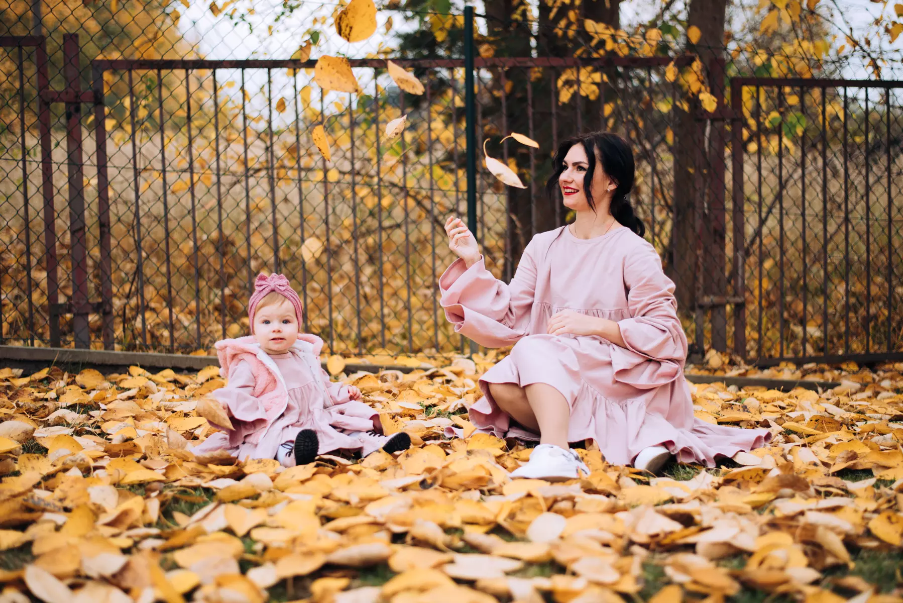 Plenerowa sesja zdjęciowa w jesiennej oprawie