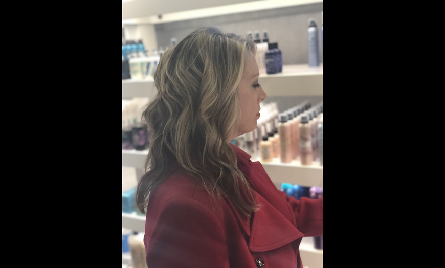 Image 4: Revamp Your Hair Style with a Stunning Makeover