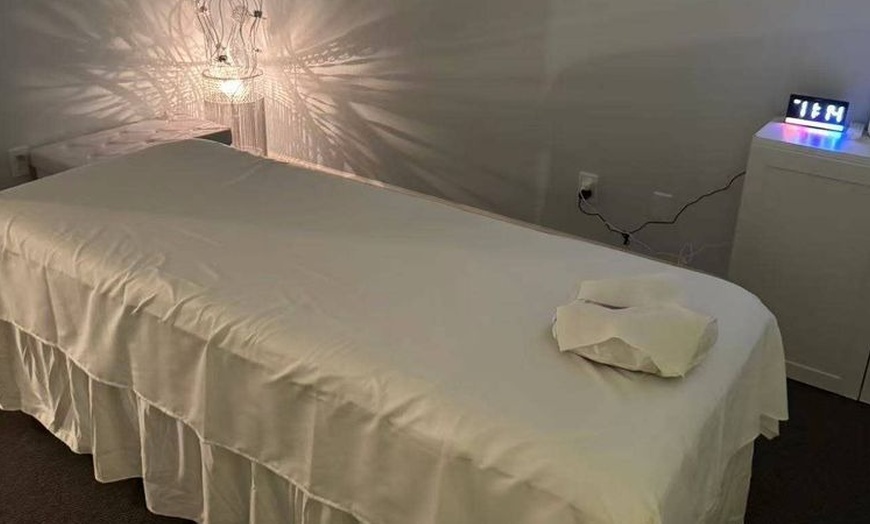 Image 2: Relax With a 30 , 60 or 90 min Deep Tissue Massage With Essential Oils