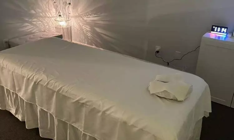 Relax With a 30 , 60 or 90 min Deep Tissue Massage With Essential Oils