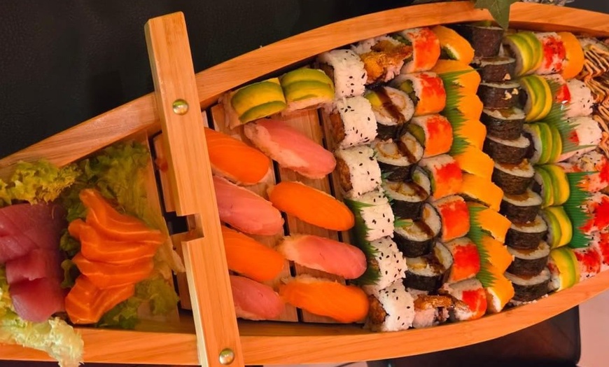 Image 2: Sushi Experience voor twee: verse Miso soep & 42 stuks sushi boot