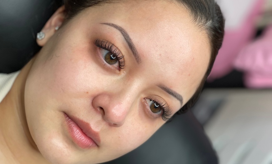 Image 5: Transform Your Look: Get Luscious Lashes That Wow! 