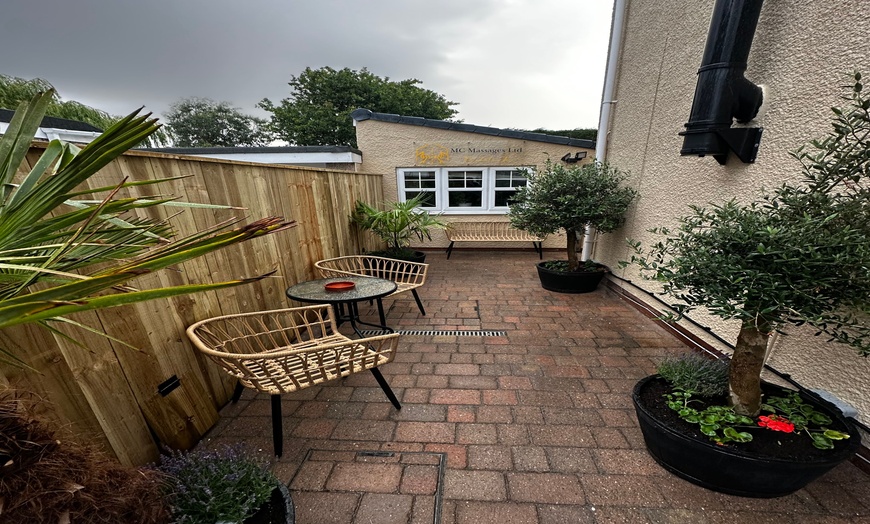 Image 9: 60 Min Aromatherapy or Swedish, or Deep Tissue Massage with a Drink 