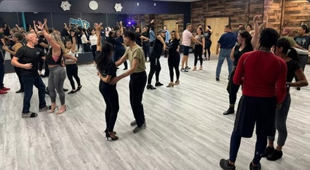 10 Group Salsa Dance Classes for Beginners - WEPA DANCE STUDIO