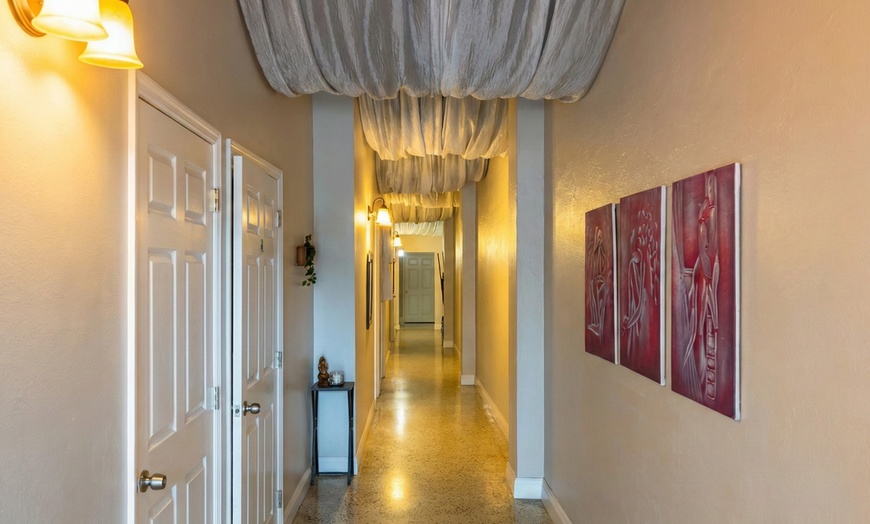 Image 3: Relaxing Swedish Massage with Aromatherapy & Hot Towels