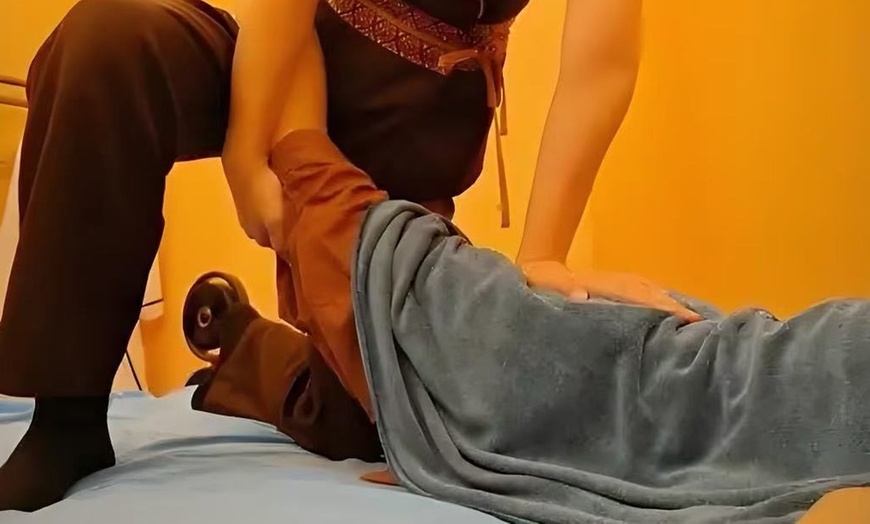 Image 3: Solo/Couples: 45 Min Deep Tissue Massage w Hot Stone & Essential Oils