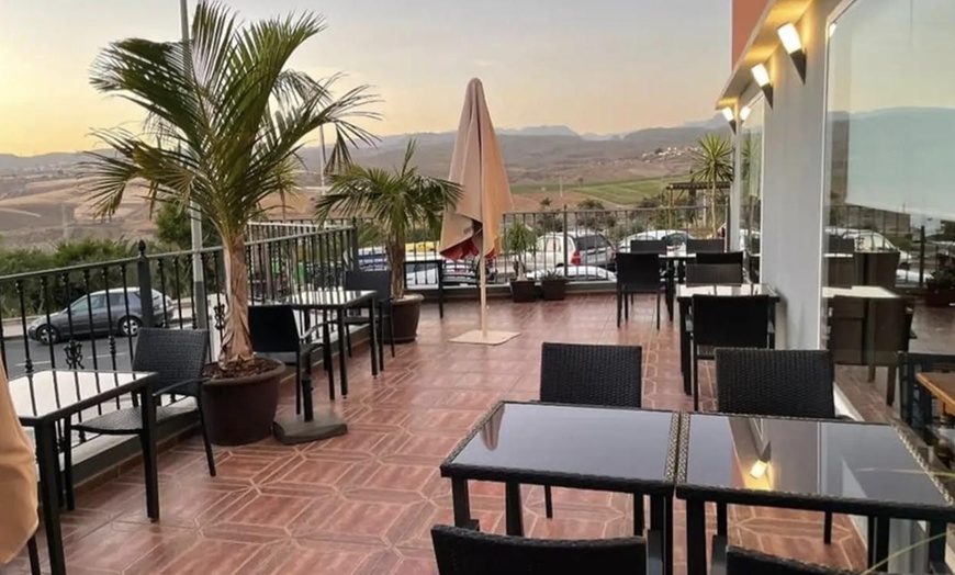 Image 3: Parrillada de carnes al grill con postre y botella de vino para 2 o 4 