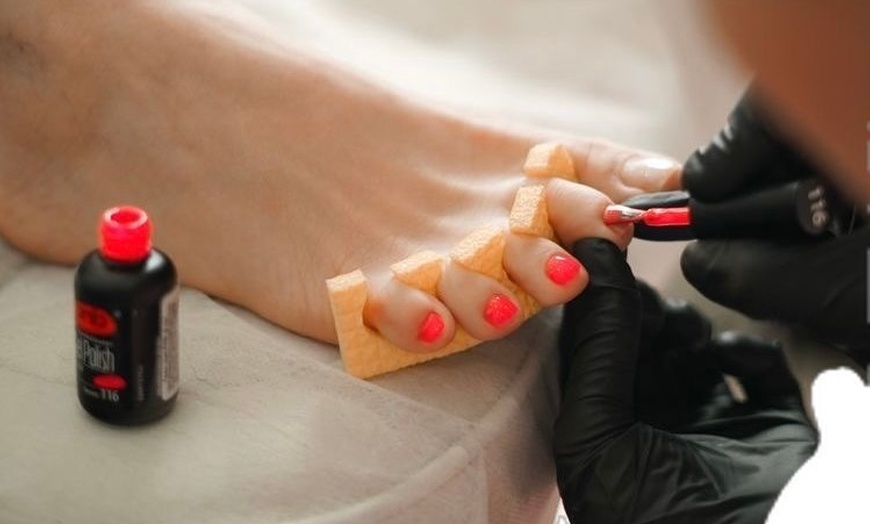 Image 2: 45-60 Min. Professionelle Fußpflege, optional mit Lack, für 1 Person