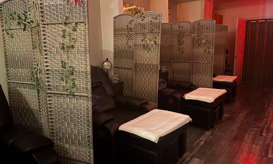 Image 2: 30-Minute Foot Reflexology with Foot Soak
