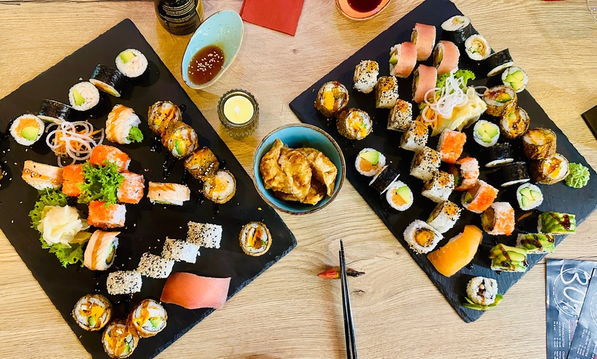 Image 1: 2-Gänge Sushi-Menü mit großer Sushiplatte für 2 oder 4 Personen