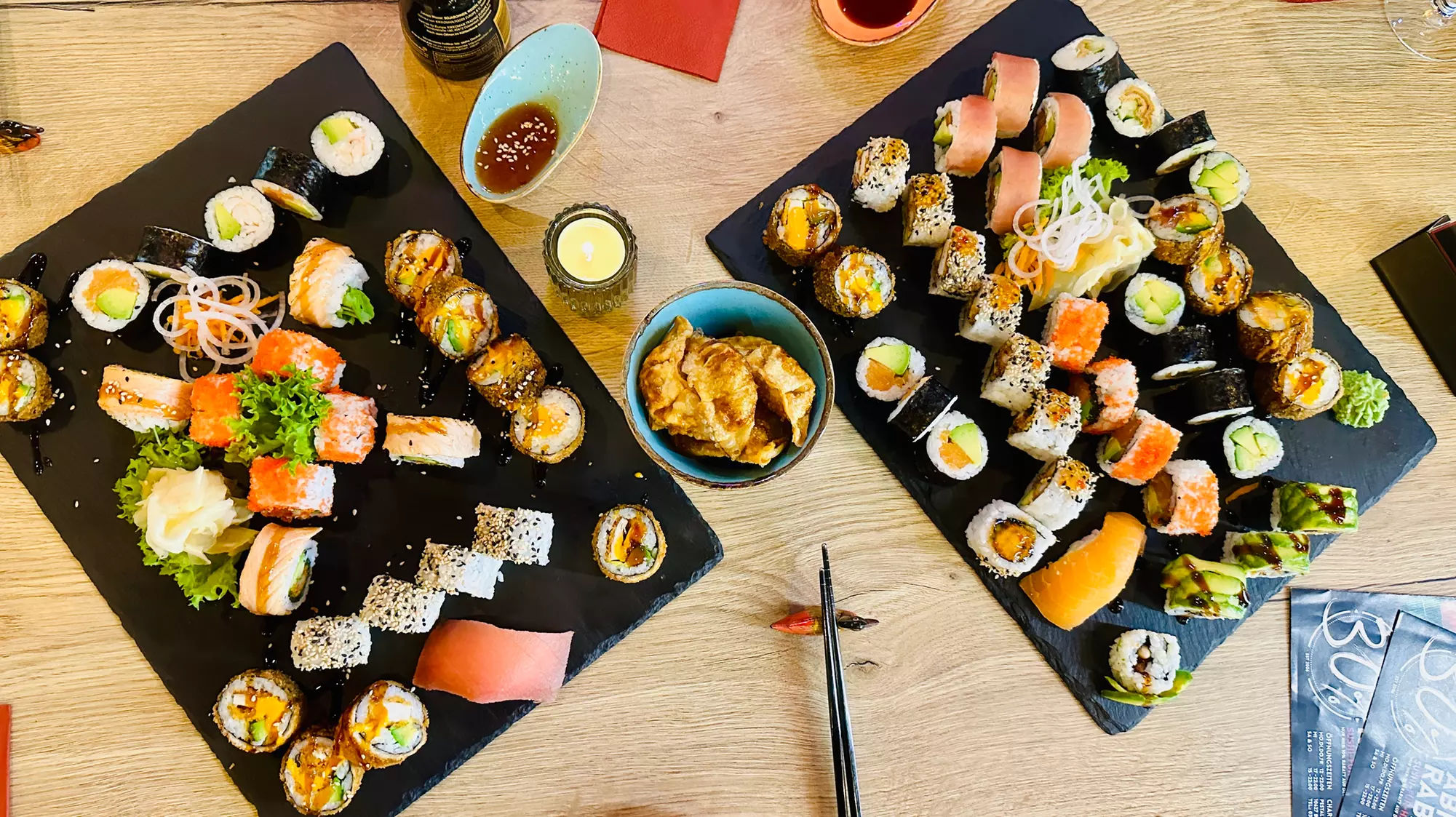 2-Gänge Sushi-Menü mit großer Sushiplatte für 2 oder 4 Personen: Frisches Sushi & Miso-Suppe (bis 37% sparen) - Primary Image