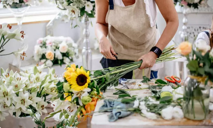Create Stunning Bouquets with Seasonal Flowers Arranging Class