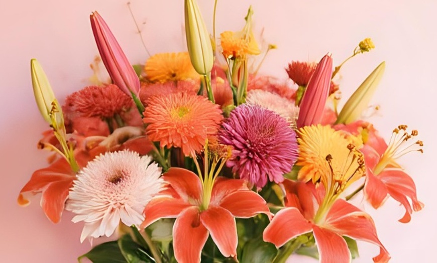 Image 2: Ramo de flores de diseño artesanal en tamaño mediano, grande o XL