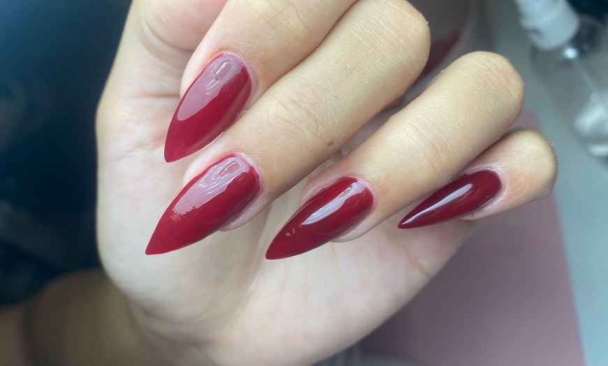 Image 2: 1 sesión de manicura y/o pedicura 