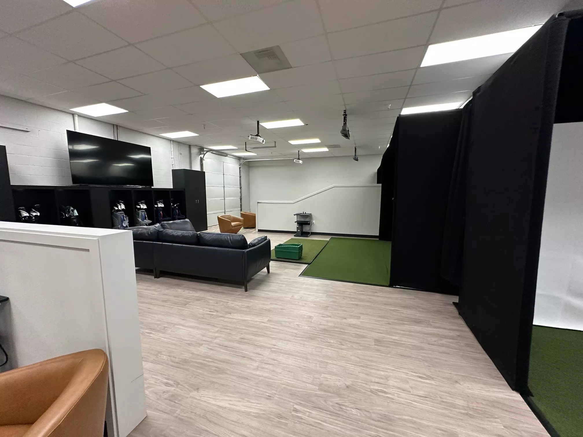 Enjoy Golf Simulator with Friends in Just 1 Hour at Valley Sims