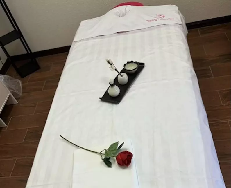 Couples 60 or 90-Min Deluxe Massage or Shoulder & Neck Massage For 1