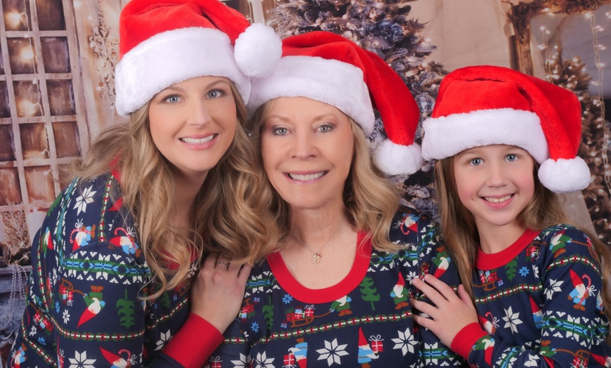 Image 2: In-Studio Family Photo Shoot W/ or W/O Makeup/Hairstyling and More